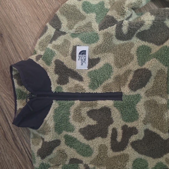 EUC "The North Face" Campshire Camo quarter zip - Picture 2 of 3